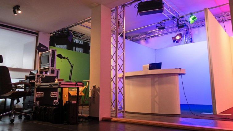 Awesome. en Abovo Maxlead beginnen studio voor live commerce